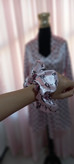 پیراهن و روبدوشامبر ساتن نرمین طرح دیور همراه اسکرانچی